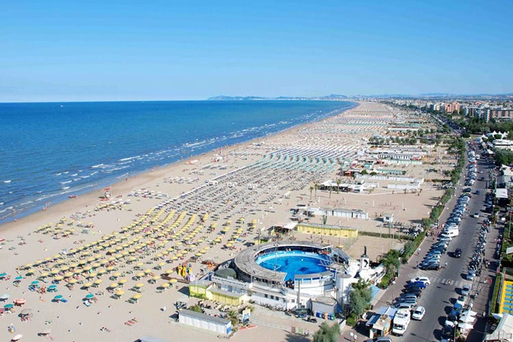 In Emilia Romagna le spiagge tornano ad affollarsi - Ora è estate vera, i turisti partono Ma gli hotel sono ancora semivuoti