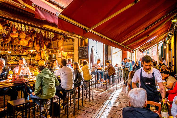 (L'Emilia Romagna del turismo a confronto Cibo, vino e arte come nuove attrazioni?) (L'Emilia Romagna del turismo a confronto Cibo, vino e arte come nuove attrazioni?)