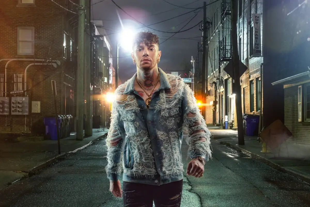 Emis Killa (Foto Facebook Emis Killa) &ldquo;Riccione come Marsiglia&ldquo;, botta e risposta tra Emis Killa, sindaco e albergatori