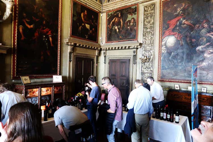 (Emozioni dal Mondo visto dalla giuria Il delicato ruolo di assegnare punti ai vini)