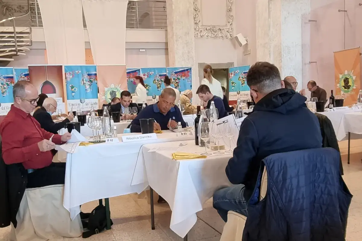 Un momento del concorso Emozioni dal mondo 2021 Il Valcalepio rosso I due Lauri 2016 di [Medolago Albani], miglior vino bordolese al mondo