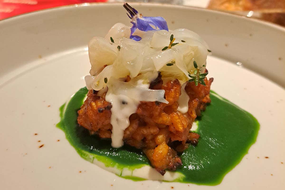Riso ripassato alla brace, con salsa di prezzemolo e Parmigiano, seppie crude e fiori di borragine