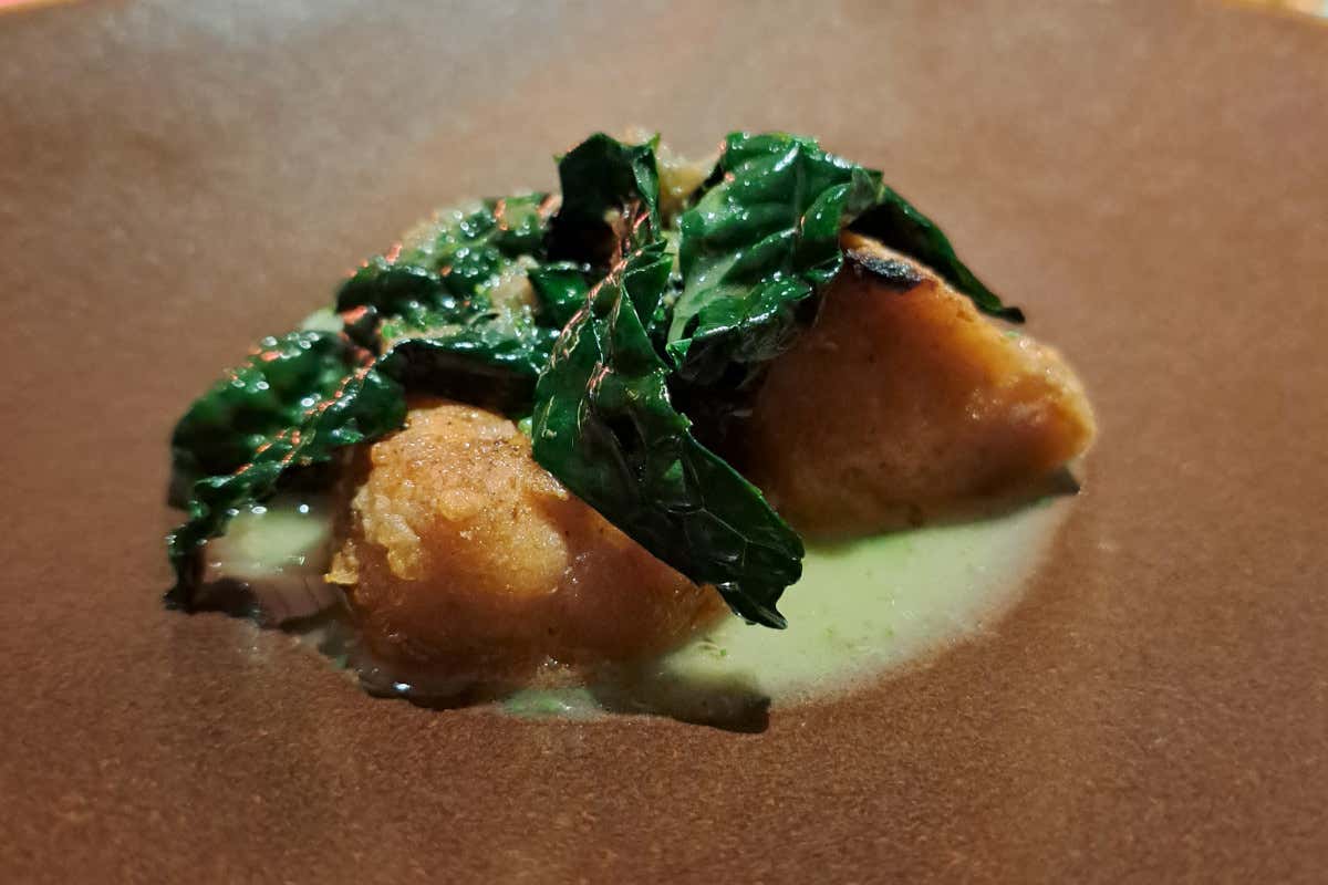 Animella di vitello, con cavolo nero e salsa mugnaia, fondo di alette di pollo