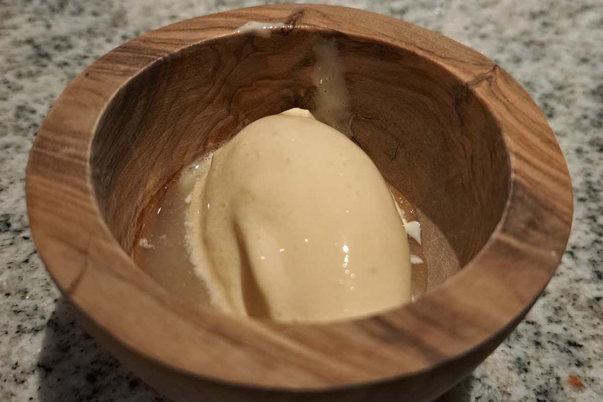 Un gelato a base crema in infusione con santoreggia e gin