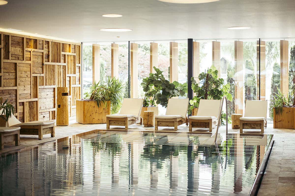 La piscina dell'Engels Park, un'oasi di benessere pensata per rallentare il ritmo e rigenerarsi