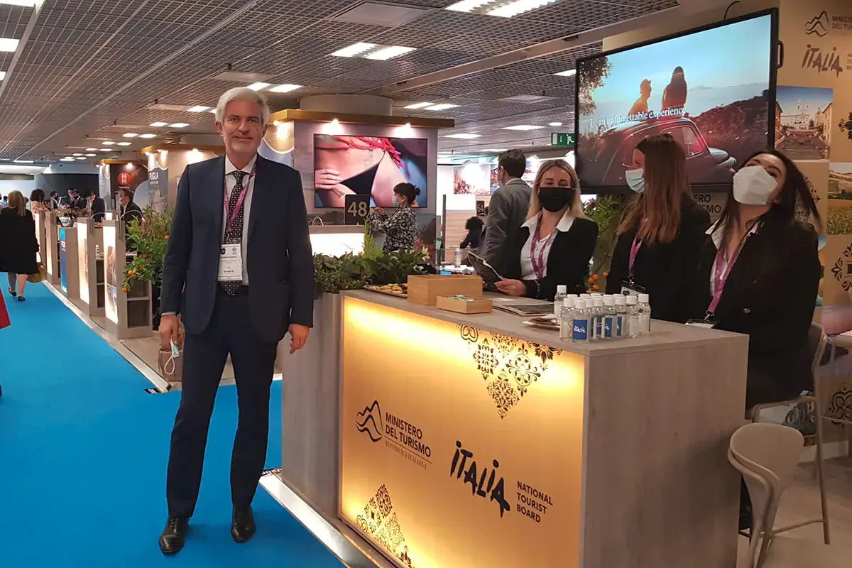 Giorgio Palmucci, presidente Enit di fronte allo stand italiano a Cannes L'Italia a caccia del turismo di lusso! La missione di Enit a Cannes