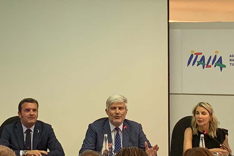 (Turismo, business da 232 miliardi Centinaio: «Avanti con le sinergie»)