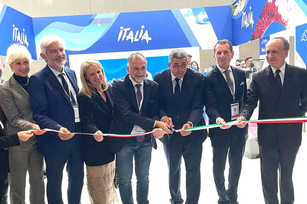 Il momento del taglio nastro allo stand italiano A Londra l'Italia del turismo fa il pieno di consensi. Palmucci (Enit): &laquo;Un nuovo inizio&raquo;