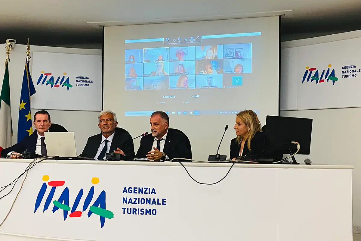 Da destra, Roberta Garibaldi, Massimo Garavaglia e Giorgio Palmucci Il ministro Garavaglia in visita all'Enit: &laquo;Lavoriamo insieme per valorizzare l'Italia&raquo;