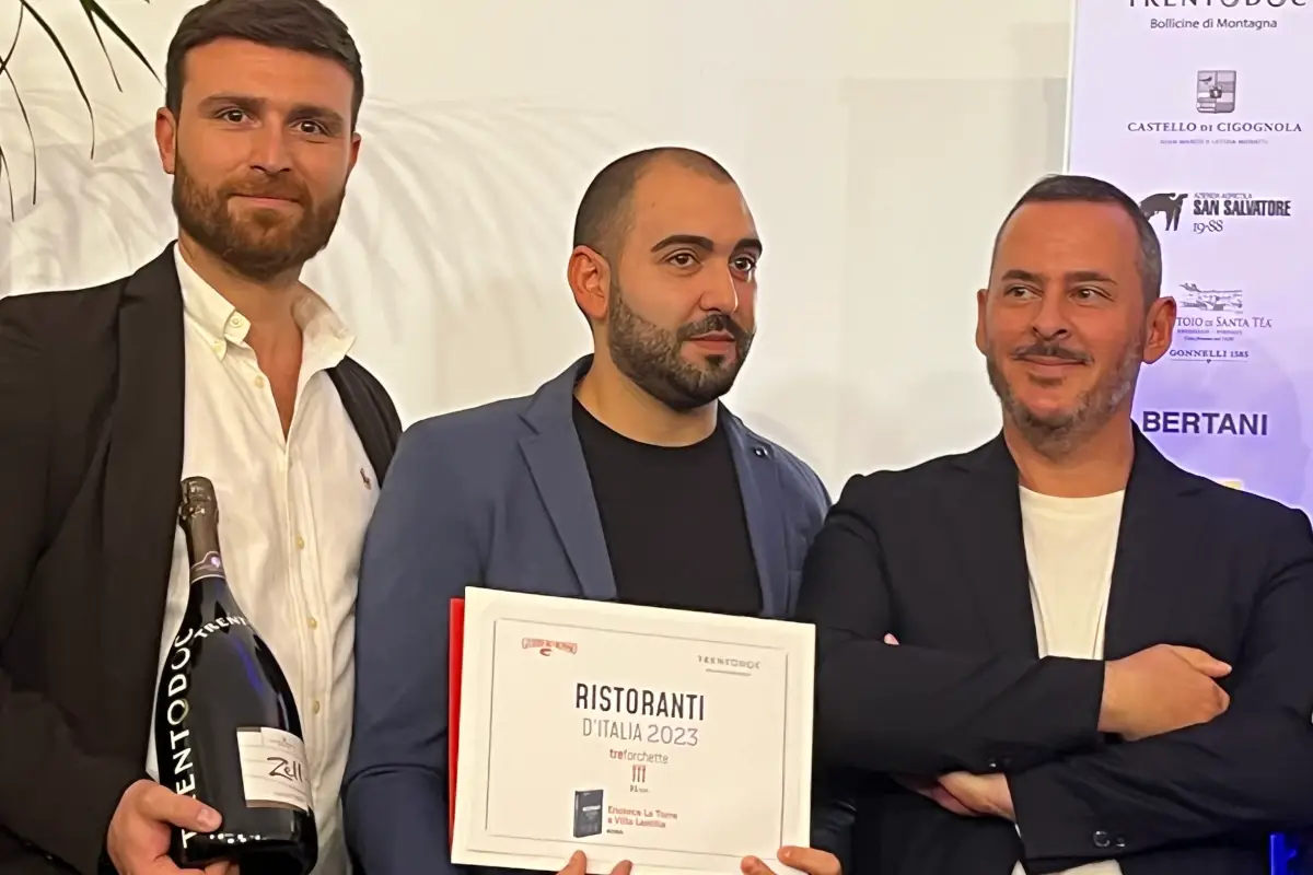 Da sinistra, Alessio Nucera, sommelier, Domenico Stile e Rudy Travagli Gambero Rosso, all&rsquo;Enoteca La Torre Villa Laetitia i migliori primi piatti