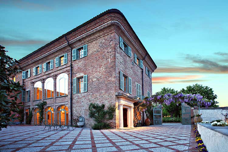 (Enrico Bartolini in Monferrato A quota 6 con la Locanda del Sant'Uffizio) (Enrico Bartolini in Monferrato A quota 6 con la Locanda del Sant'Uffizio)