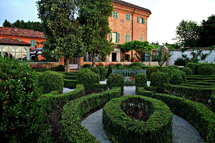 (Enrico Bartolini in Monferrato A quota 6 con la Locanda del Sant'Uffizio) (Enrico Bartolini in Monferrato A quota 6 con la Locanda del Sant'Uffizio)