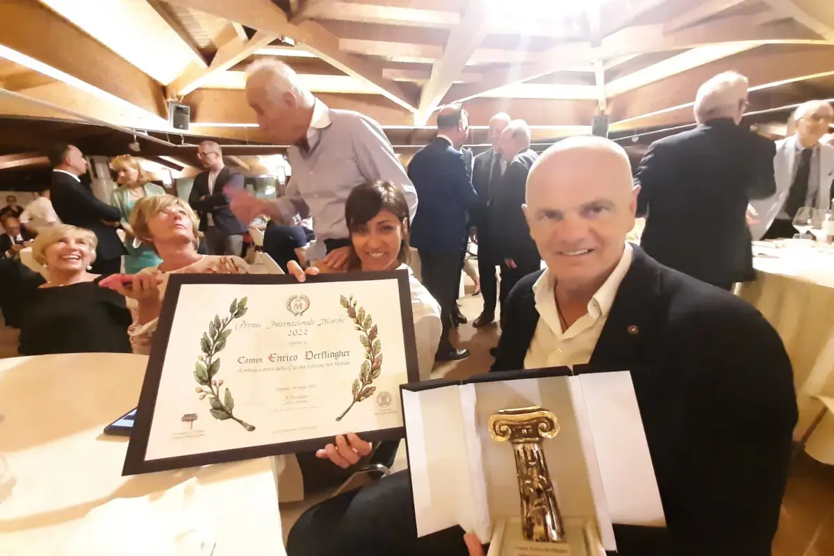 Enrico Derflingher con il premio&nbsp; Tra i &ldquo;Marchigiani dell'anno&rdquo; c'&egrave; anche Enrico Derflingher