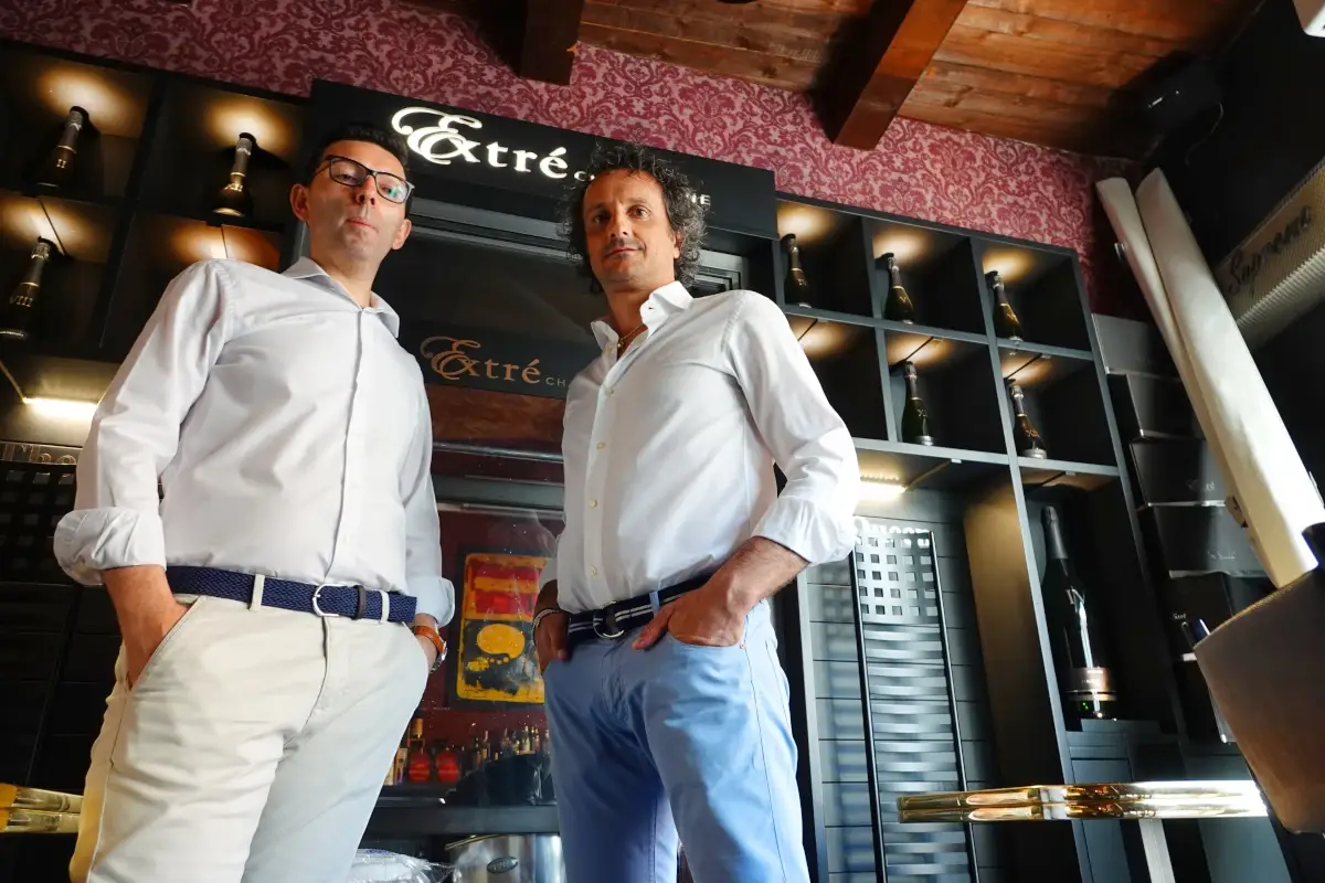 Enrico Mazza e Gennaro Buono&nbsp; Il vino rosso non va in frigorifero? Tutti i miti da sfatare sul vino in estate