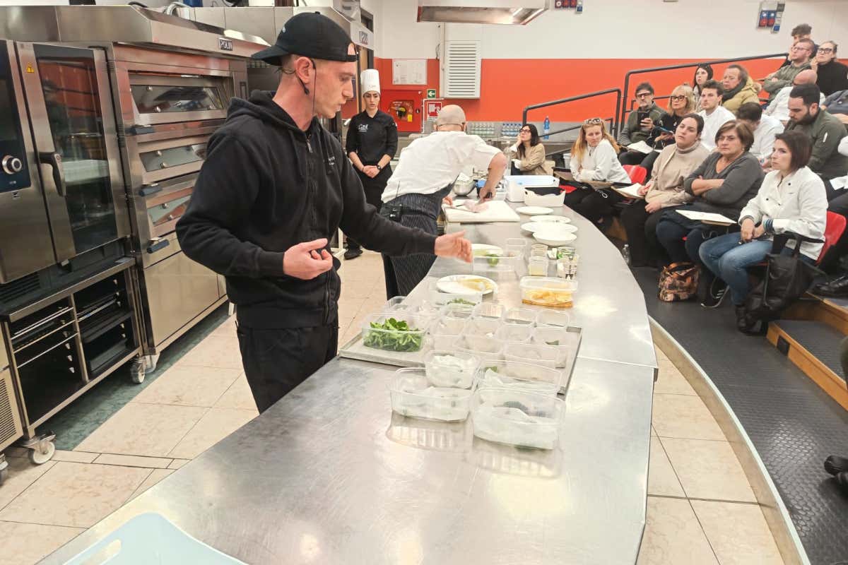 Andrea Mastropietro, che gestisce l'orto di Enrico Crippa ad Alba, spiega ai presenti le diverse erbe che si utilizzeranno nella preparazione, tutte raccolte la stessa mattinata