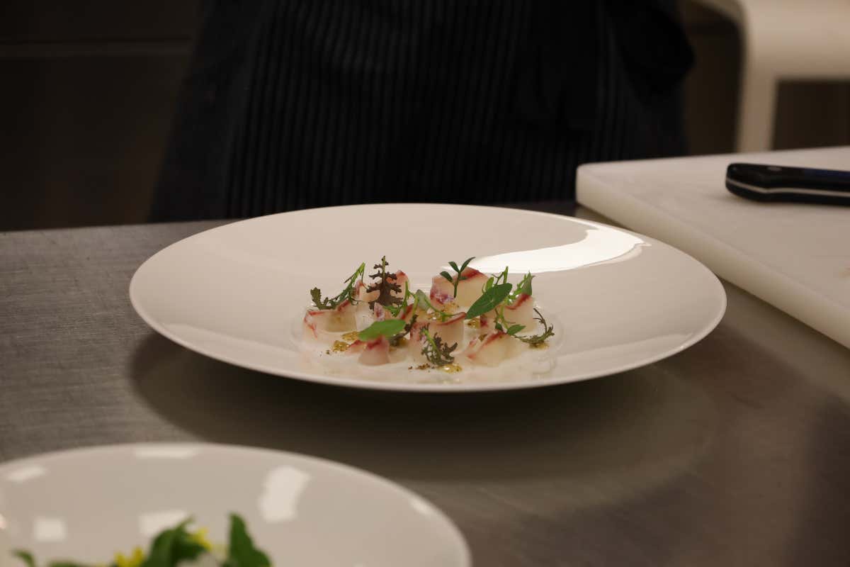 Chef Enrico Crippa ha spiegato che nell'impiattamento dell'orata ha cercato di replicare la forma delle onde del mare