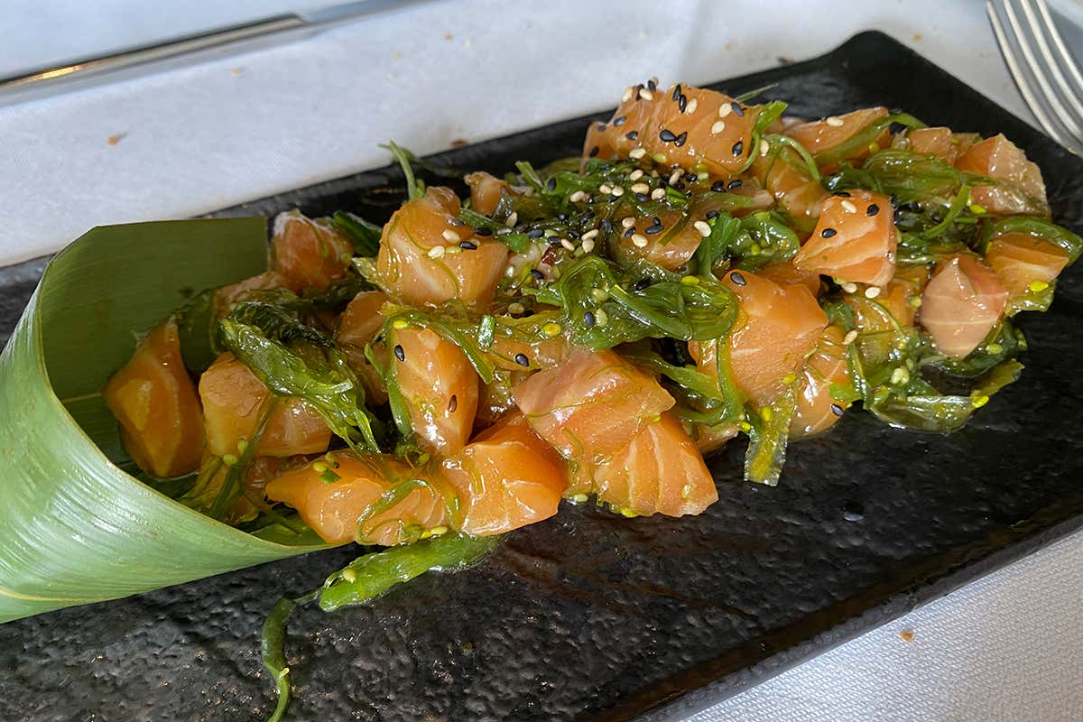 Insalata di salmone con alga wakame, sesamo e sesamo nero