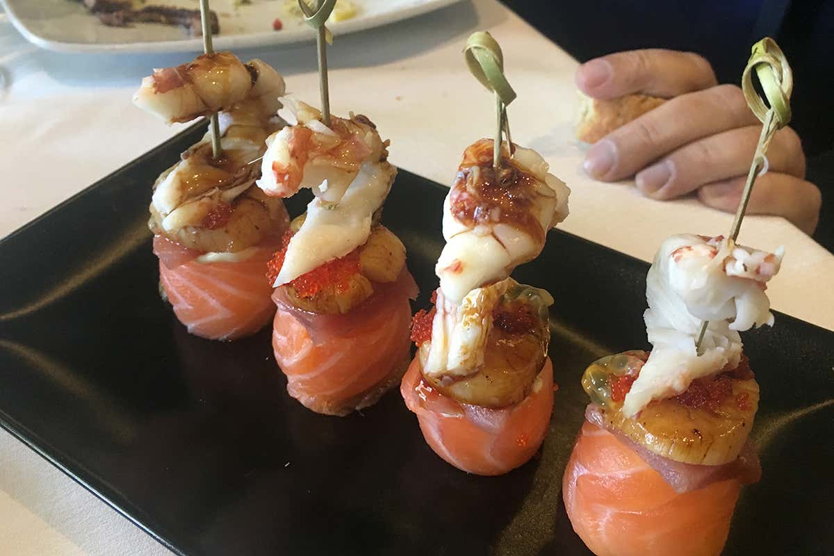 Sushi con salmone