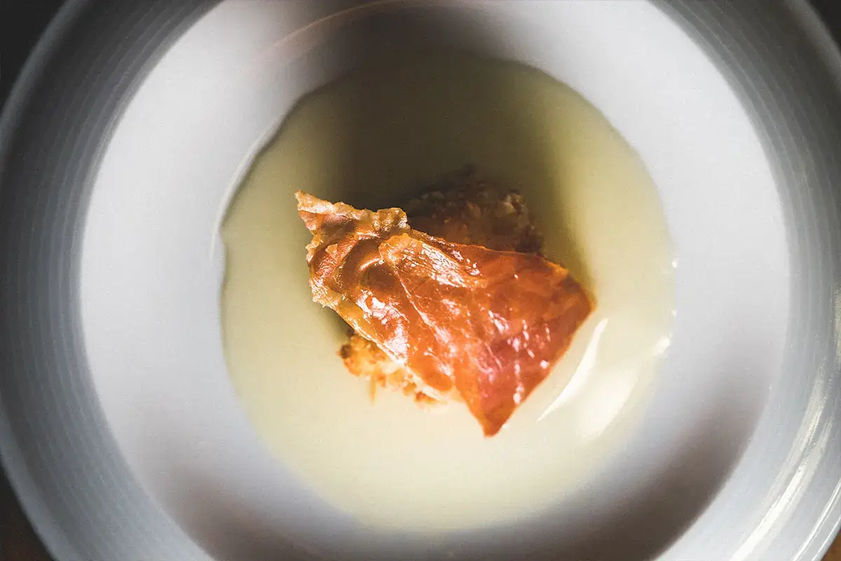 Ostrica in brodo di Grana Padano 18 mesi con bastoncini di crudo croccante Antica Cascina San Zago, a Salò il secondo appuntamento di