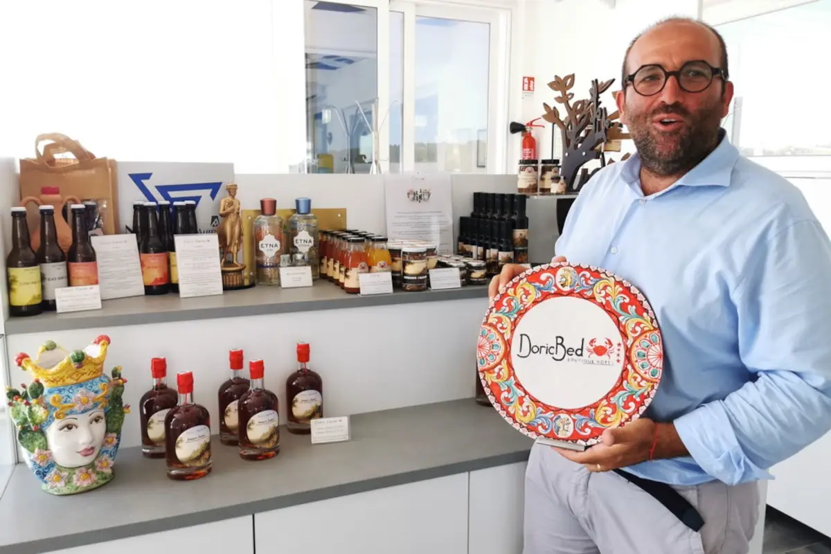 Enzo Agr&ograve; con i prodotti Doric Farm&nbsp; Doric hotel Agrigento, dove lusso e gusto si incontrano