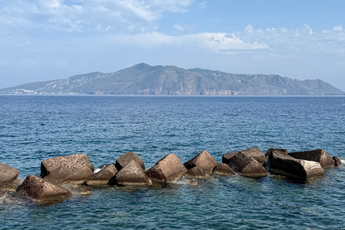 Island hopping alle Eolie: un viaggio tra le meraviglie di un arcipelago mitico Island hopping alle Eolie: un viaggio tra le meraviglie di un arcipelago mitico
