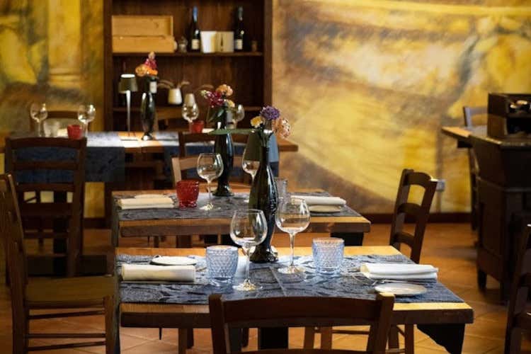 I tavoli del ristorante Epoca Grill & Pizza a Vimercate