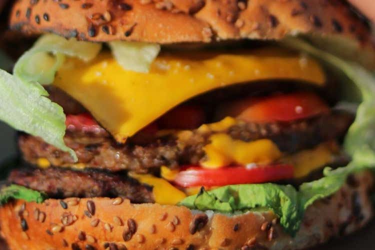 Un hamburger di Epoca Grill & Pizza