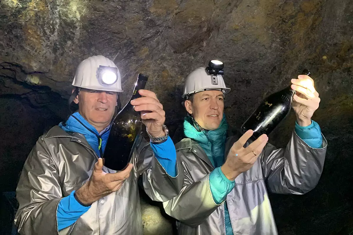 Willi St&uuml;rz e il direttore commerciale Wolfgang Klotz nella miniera di Ridanna Monteneve Cantina Tramin presenta il gioiello custodito in miniera