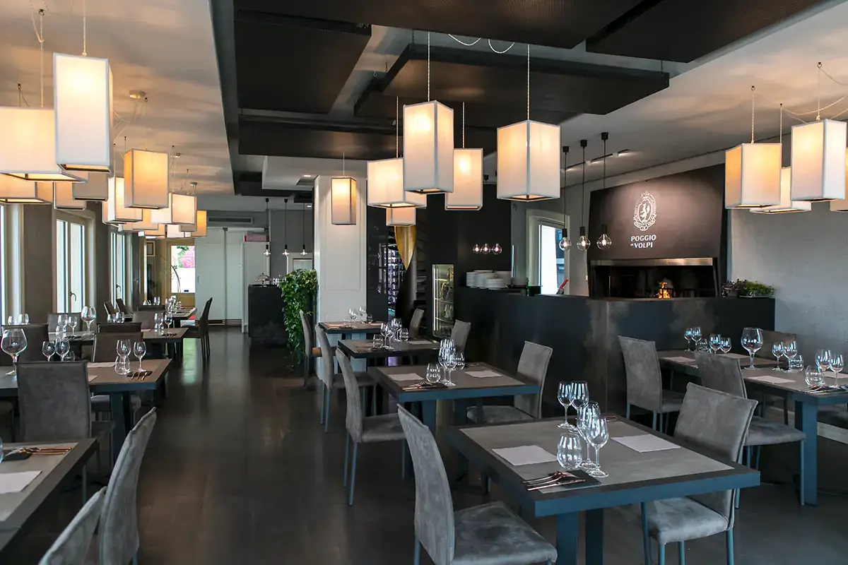 La sala interna del bistrot Epos Carne e vino, da Epos si punta su convivialit&agrave;, materia prima e un menu di campagna