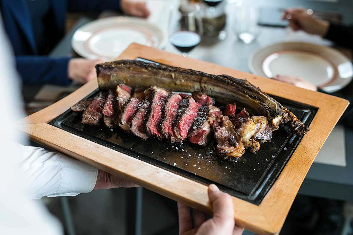 Carne e vino, da Epos si punta su convivialità, materia prima e un menu di campagna