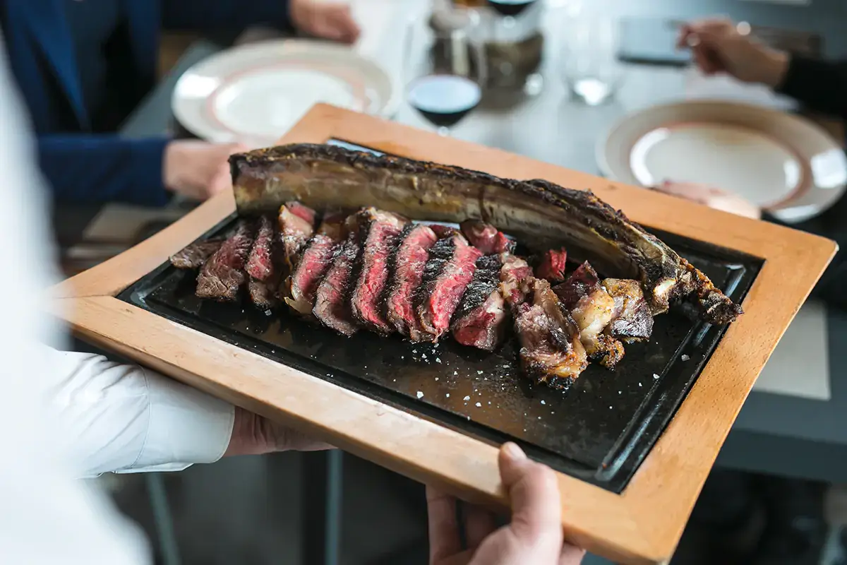 Carne e vino, da Epos si punta su convivialità, materia prima e un menu di campagna