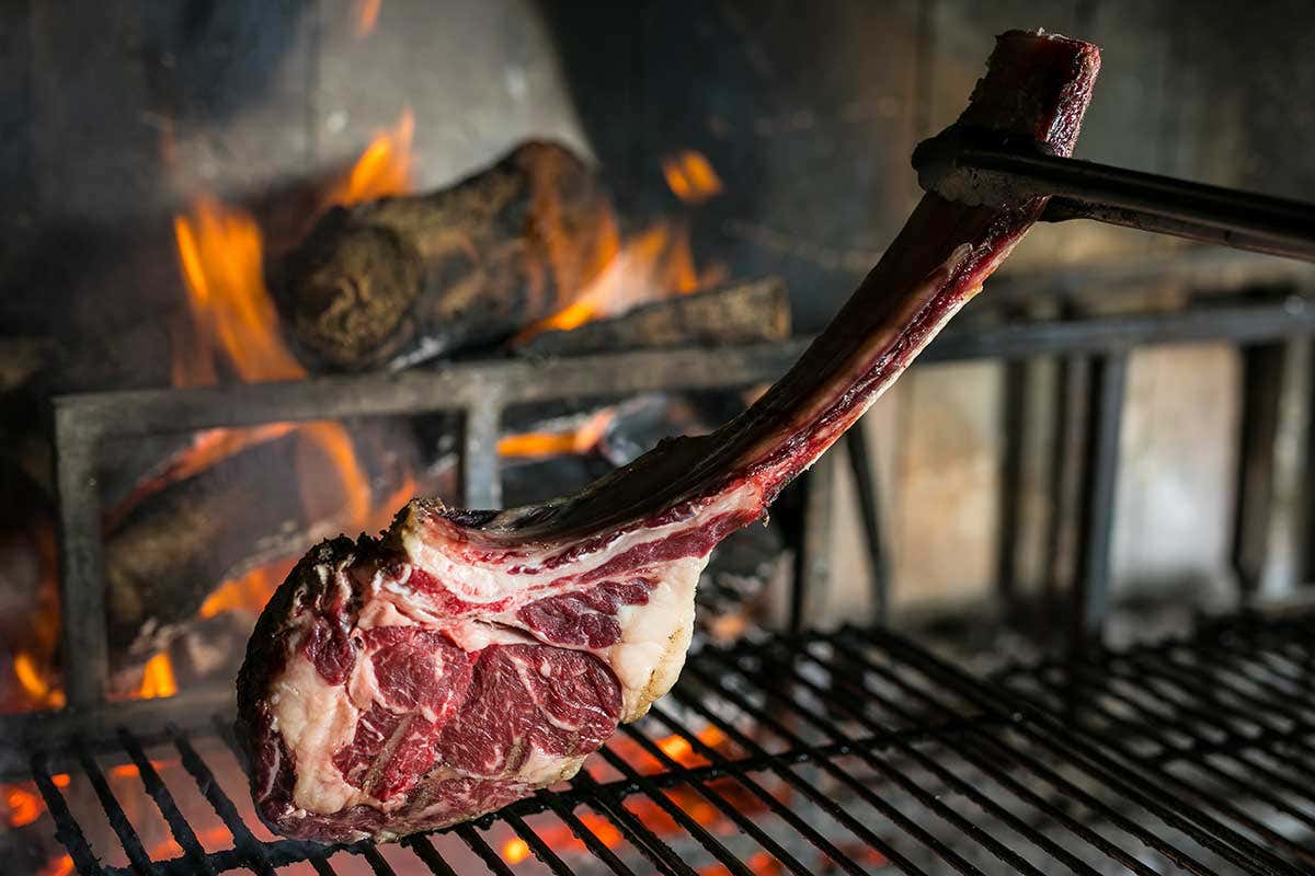 Da Epos la carne alla brace è la regina del menu Carne e vino, da Epos si punta su convivialità, materia prima e un menu di campagna