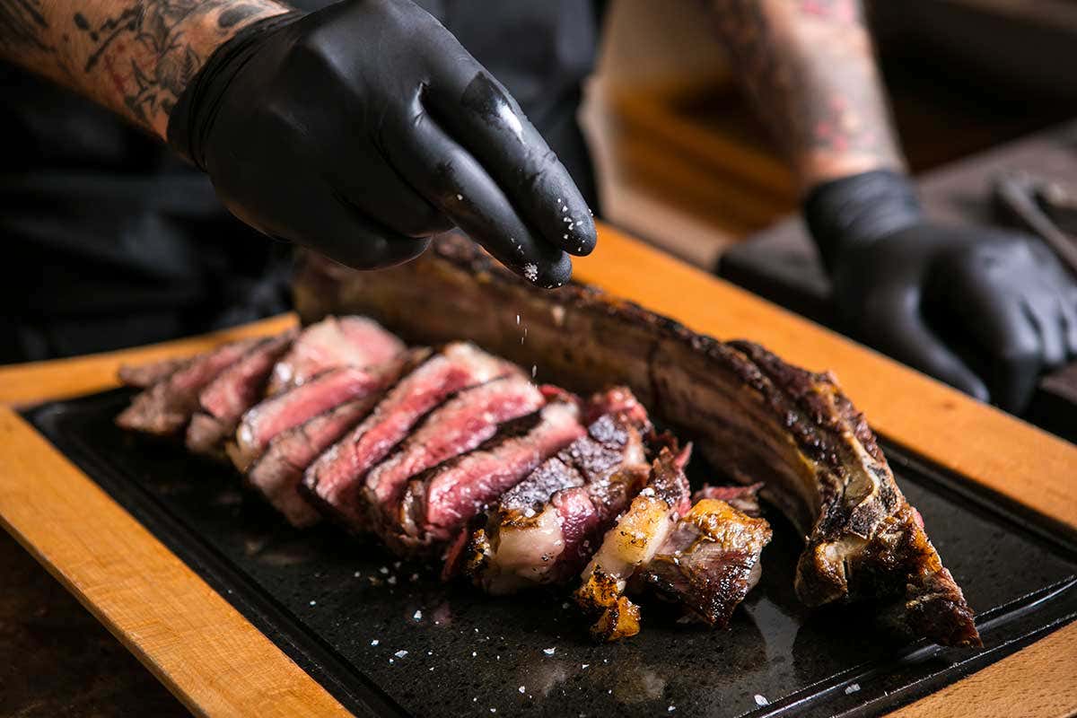 Carne e vino, da Epos si punta su convivialità, materia prima e un menu di campagna