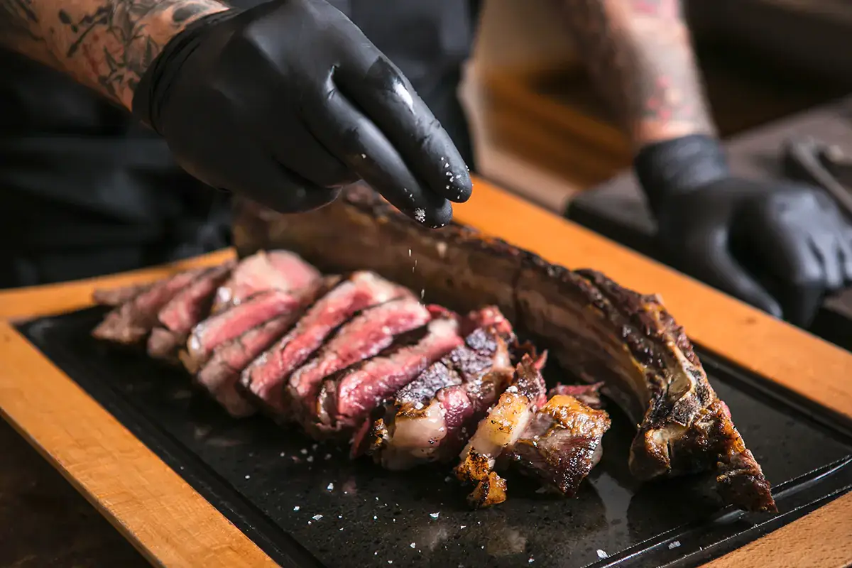 Carne e vino, da Epos si punta su convivialità, materia prima e un menu di campagna