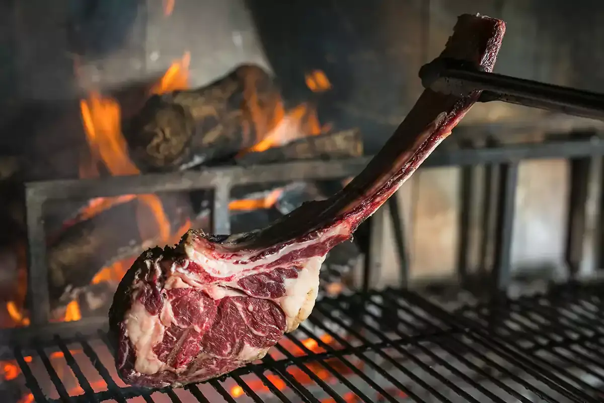 La celebre griglia del locale dei Castelli Romani Carne e stagionalit&agrave;: la filosofia di Dino De Bellis