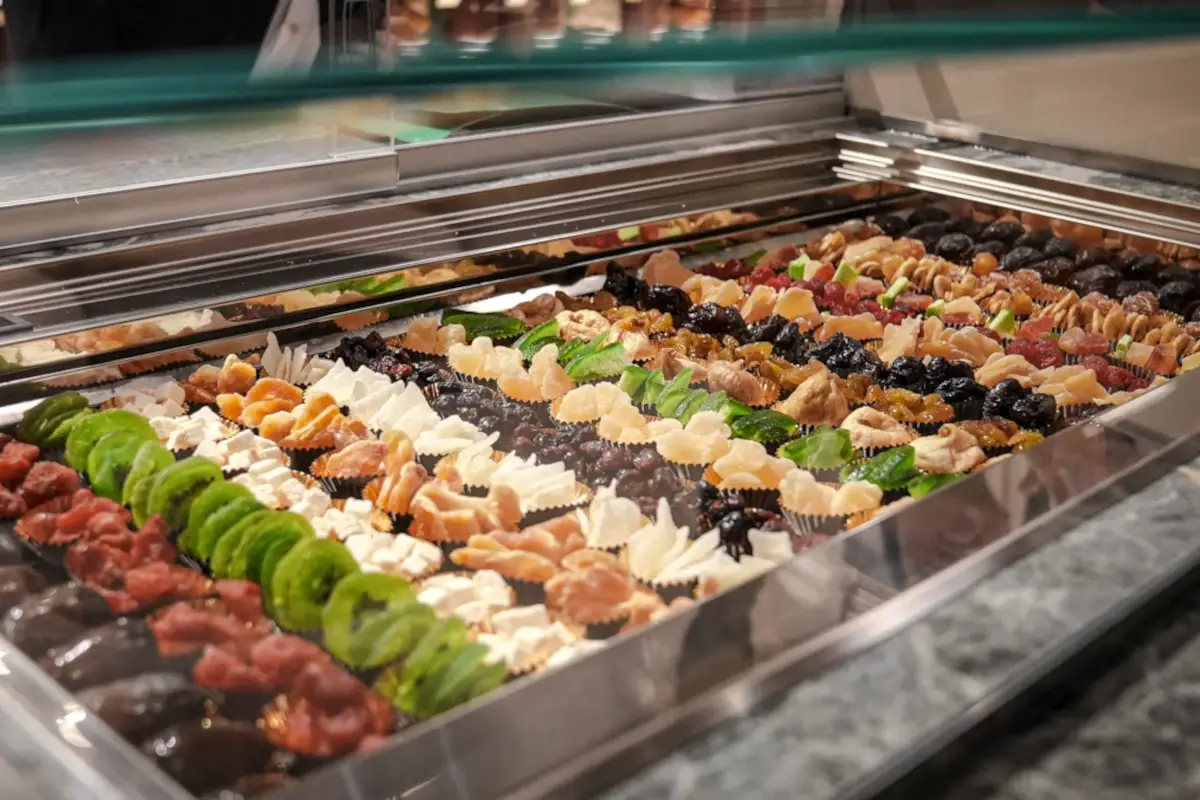 Quella aperta a Torino è una boutique su due livelli con una parte adibita a negozio con vendita dei prodotti del brand Exica (frutta secca, legumi e frutta disidratata) e un'altra dedicata al boutique bistrò e cocktail bar