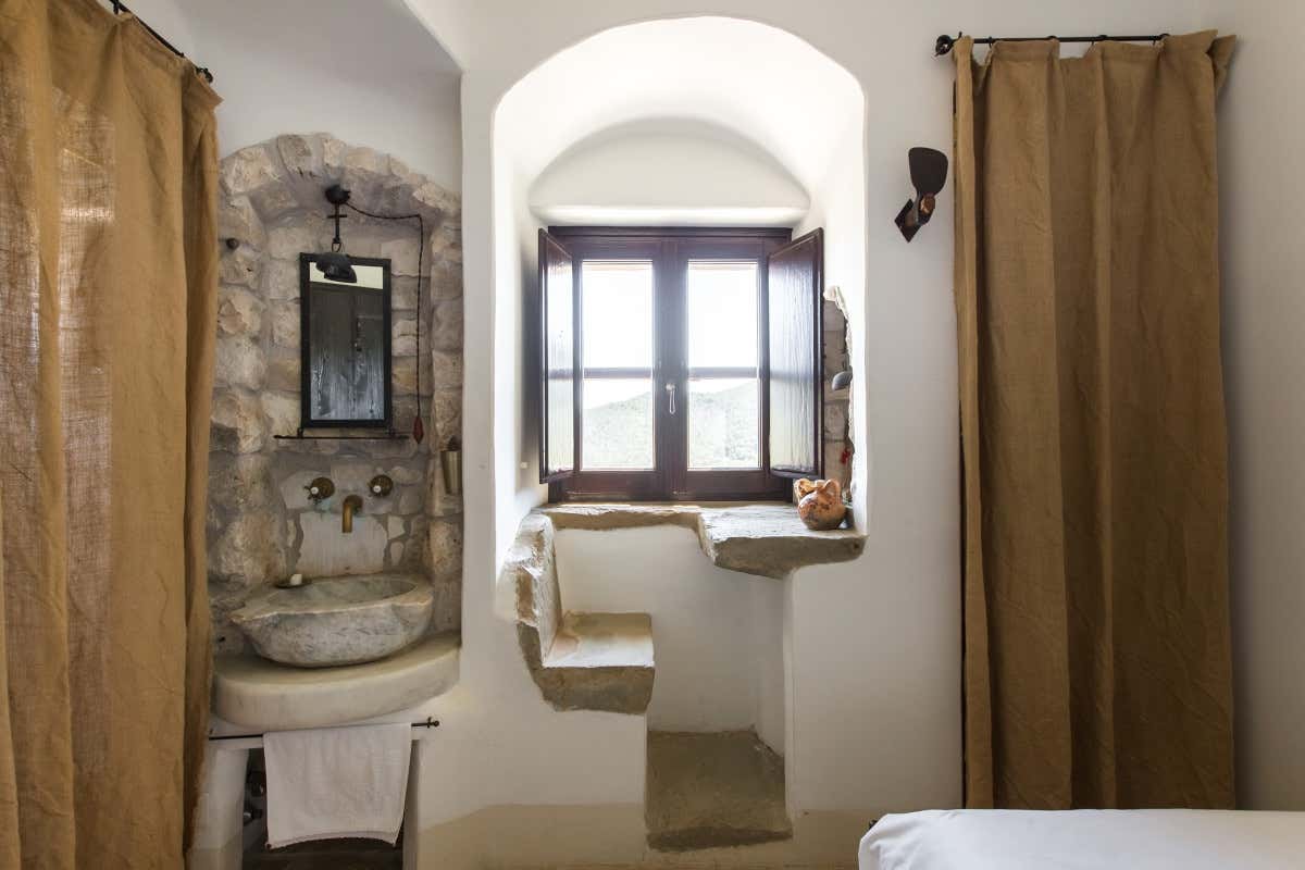 Una delle celluzze di Eremito  Per chi a San Valentino preferisce la solitudine: 5 luoghi lontani dal mondo