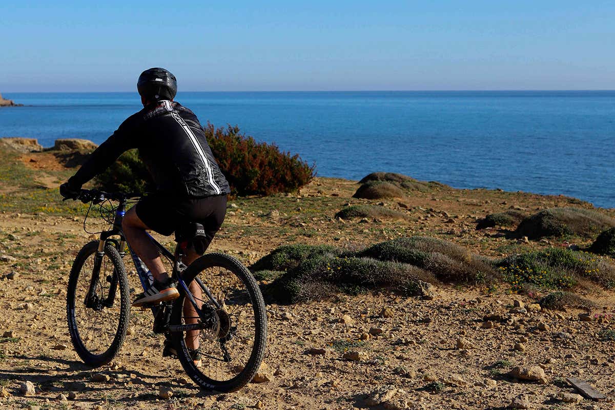 A Eutierra, le bike tour accompagnano gli ospiti alla scoperta di sentieri nascosti e paesaggi costieri