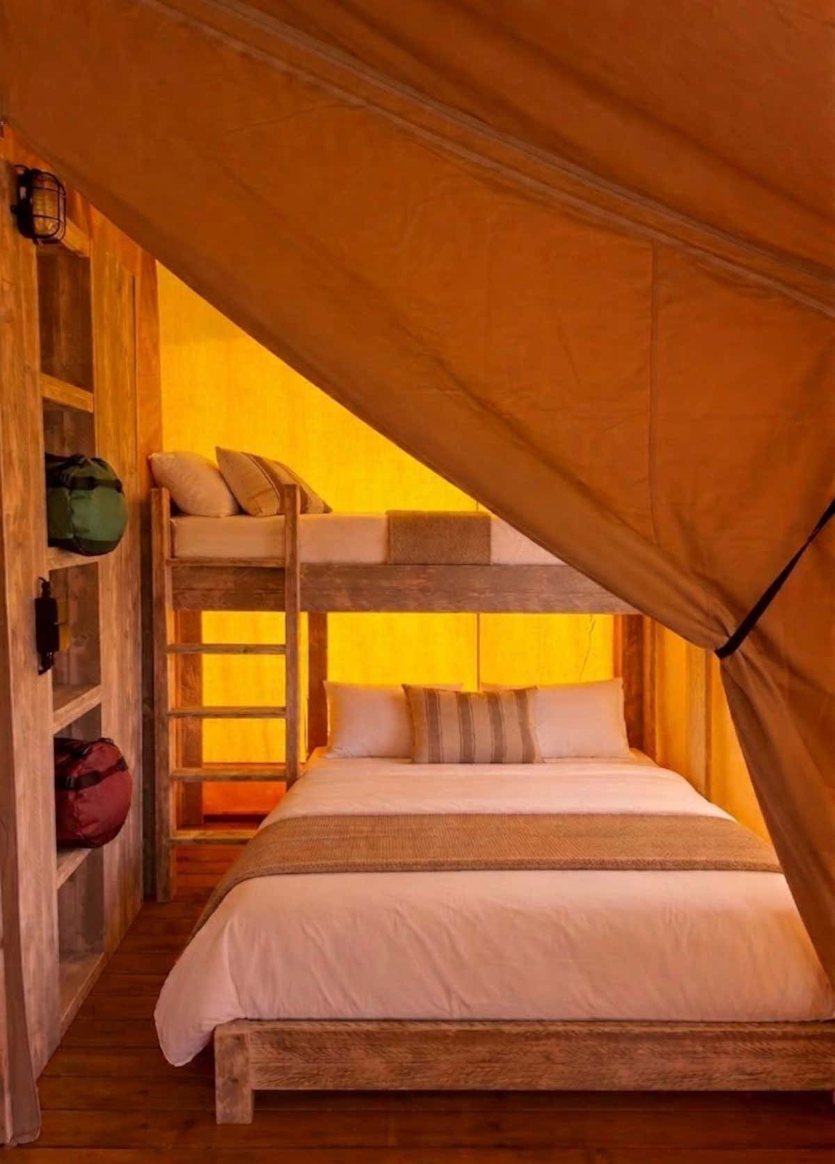 L'interno delle sistemazioni di Eutierra, dove il design essenziale e l'uso di materiali naturali creano un'oasi di relax curata in ogni dettaglio.