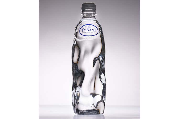 Ty Nant in Pet by Ross Lovegrove (L&rsquo;esclusiva acqua Ty Nant dona raffinatezza alla tavola)