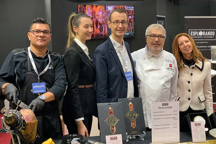 Lo stand di Esplorando a Golosaria ha riscosso un grande successo (Il cibo cambia, la voglia di eccellenza no!) Lo stand di Esplorando a Golosaria ha riscosso un grande successo (Il cibo cambia, la voglia di eccellenza no!)