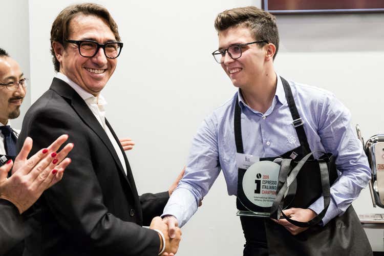 Luigi Morello premia Stefano Cevenini (Il campionato del caffè espresso Ad Host vince un ventenne)