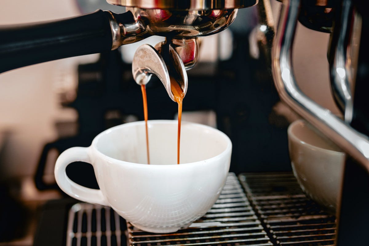 Caffè, come viene prodotto l'espresso: dalla materia prima alla tazzina perfetta
