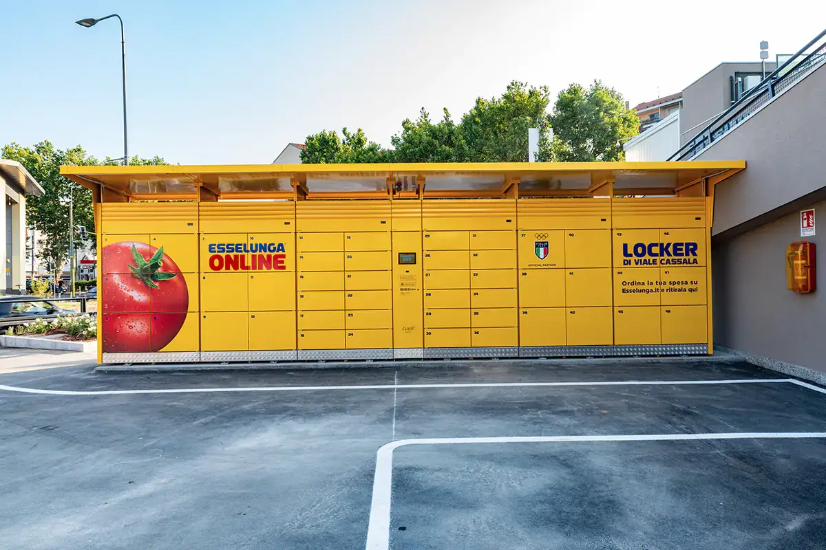 I locker dedicati al ritiro della spesa online Esselunga riapre lo storico supermarket di viale Cassala