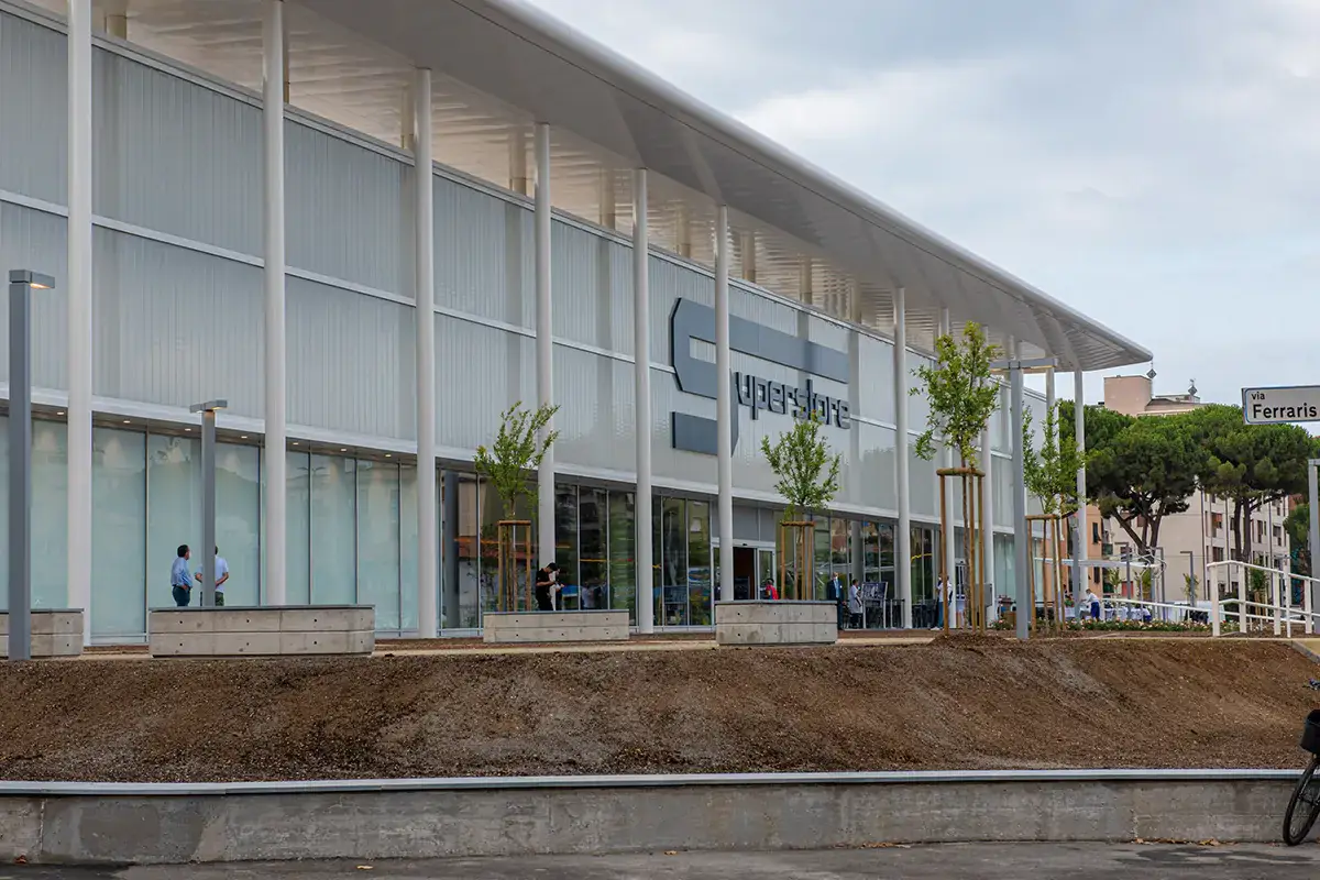 Il nuovo Superstore Esselunga di Livorno Esselunga apre il Superstore a Livorno dopo un iter lungo 15 anni