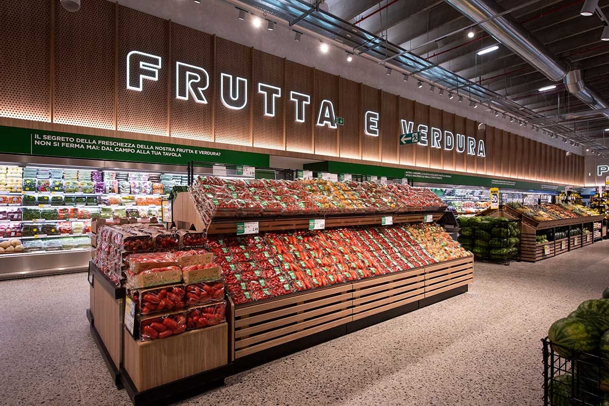 Il reparto frutta e verdura con oltre 500 prodotti a disposizione Esselunga apre il Superstore a Livorno dopo un iter lungo 15 anni
