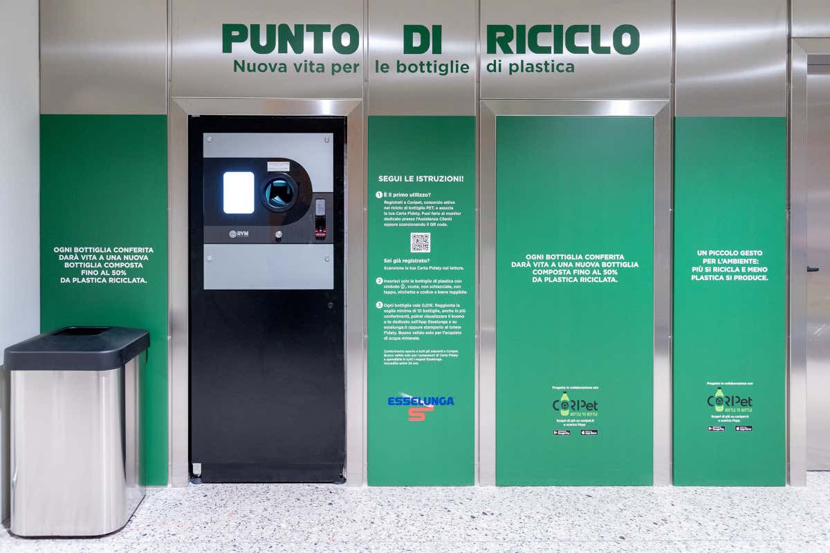 Un punto di riciclo di bottiglie in Pet di Esselunga Bilancio ESG Esselunga: 76 miliardi di valore generato e obiettivi al 2030