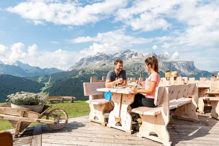 Pranzo all'aperto in Alta Badia (Estate di gusto in Alta Badia tra degustazioni e corsi di cucina)