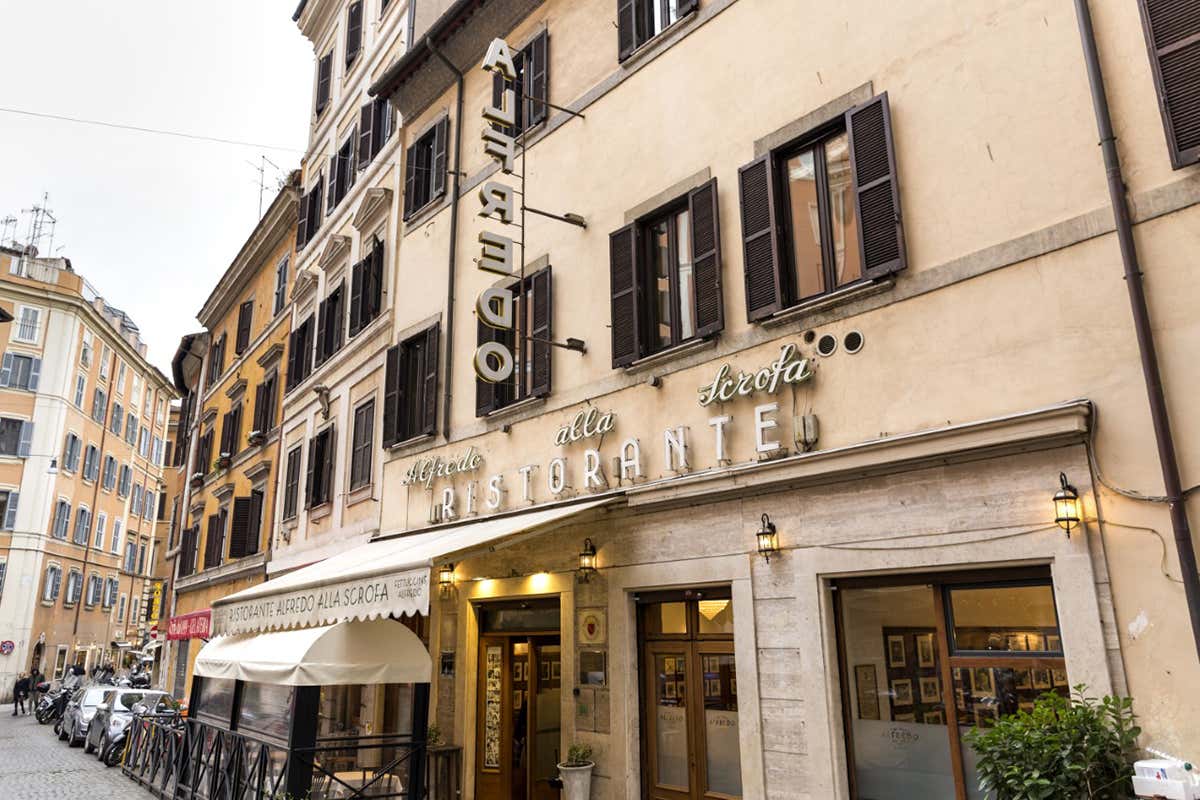 L'esterno del celebre locale romano Il mondo in festa per le Fettuccine all'Alfredo