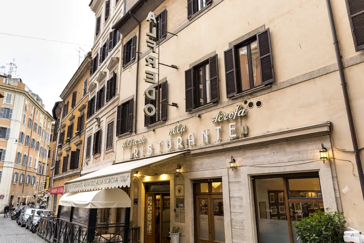 L'esterno del celebre locale romano Il mondo in festa per le Fettuccine all'Alfredo